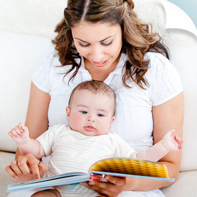 Il primo libro semplice da leggere a tuo figlio è quello che riproduce le facce di altri bambini, può essere proposto già a partire dai sei mesi.