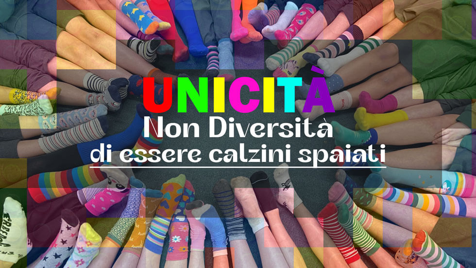 Unicità, non diversità, di essere calzini spaiati